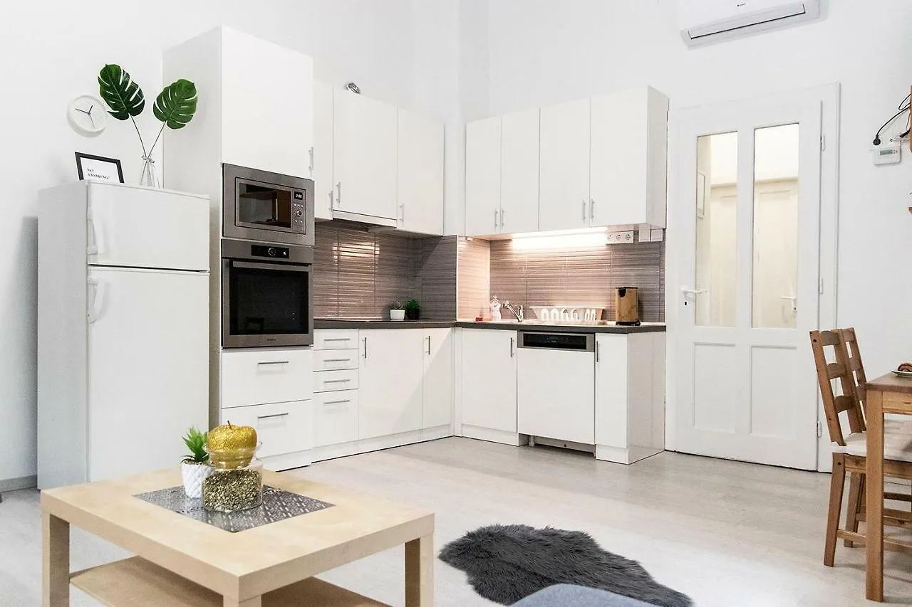 Dora Apartment Near Buda Castle With Parking! Budapest